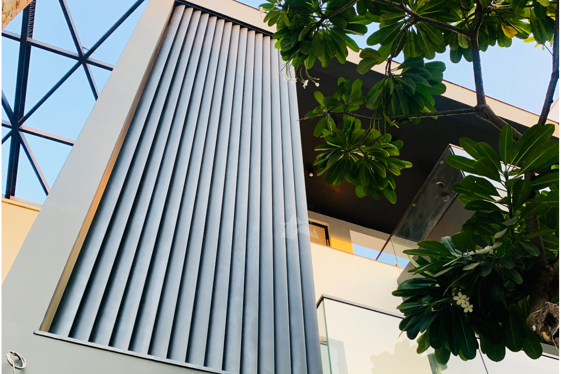 Aluminum louvres façade with geometric shapes by axes in excess 