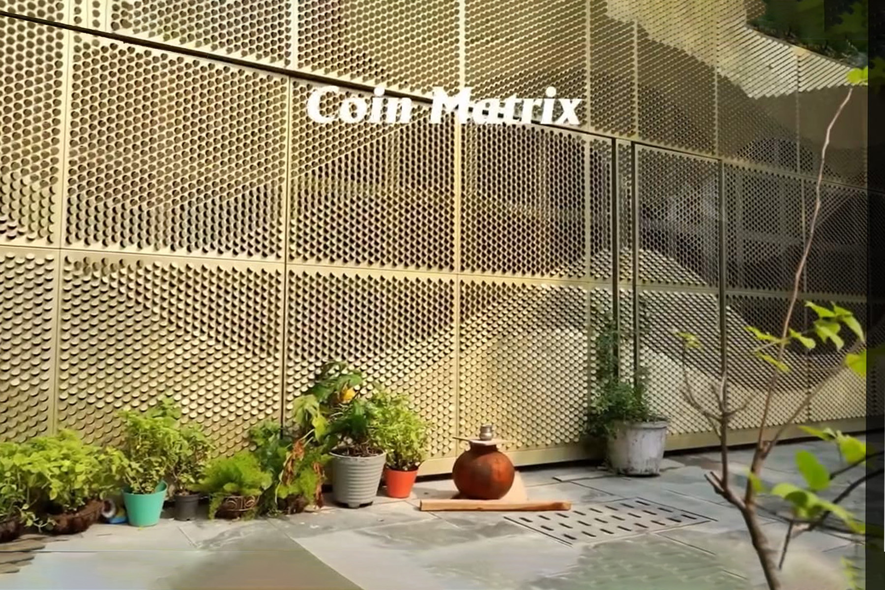 Coin Matrix or Coin Facade screen by axes in excess in gold 