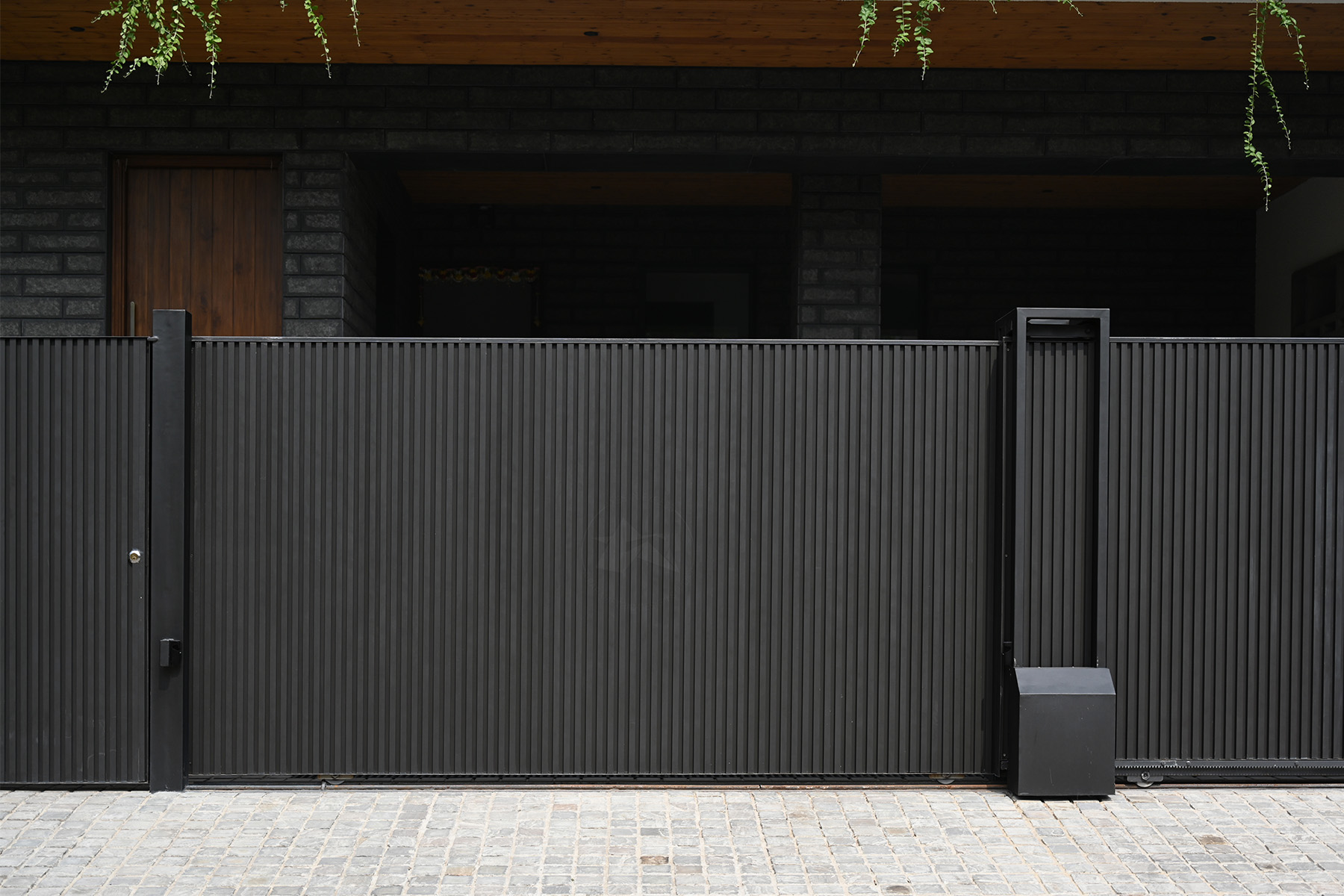 modern style gate design for residencial villa by axes in excess