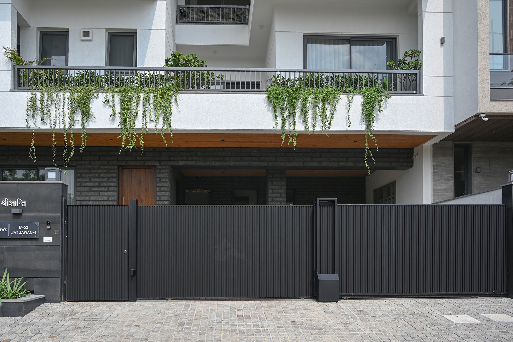 Modular aluminium gate by axes in excess 